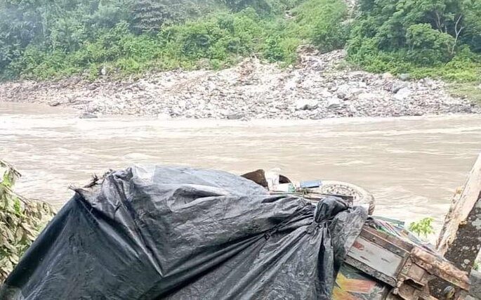 truck acciden in simaltal